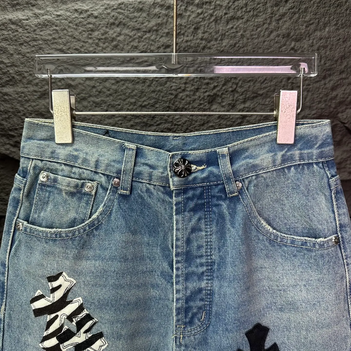 P290 GALLERY DEPT. & Croixin co-branded 2025 new retro zebra print black large cross leather couple's bootcut jeans 🔥High version🔥High version🔥 Top ceiling quality Styles with different wash textures, very friendly to people with thin legs and thick legs, the bootcut version is very flattering leg shape Timeless moderate length, easy to match with casual, basic styling for various styles, a must-have in the wardrobe! The fabric is stiff but also makes the upper body soft without losing texture. The washing process is even more perfect. It is a must-have item for everyone! ! ! Washed wheat, hang tag, pants label, three complete labels, color: blue, size: 28, 30, 32, 34, 36 (five sizes)